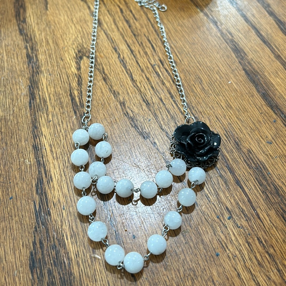Cute flower and bead necklace